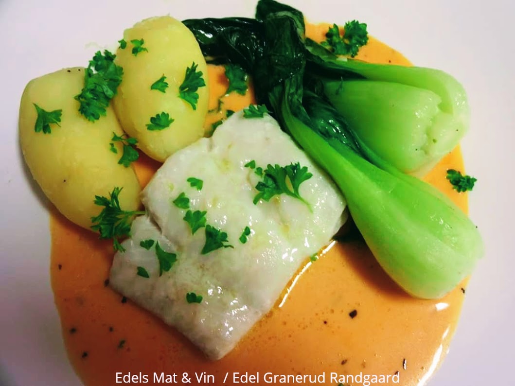 Edels Mat : Ovnsbakt skrei med dampet Pak Choy & kremet Paprikasaus Edels Mat : Ovnsbakt skrei med dampet Pak Choy & kremet Paprikasaus