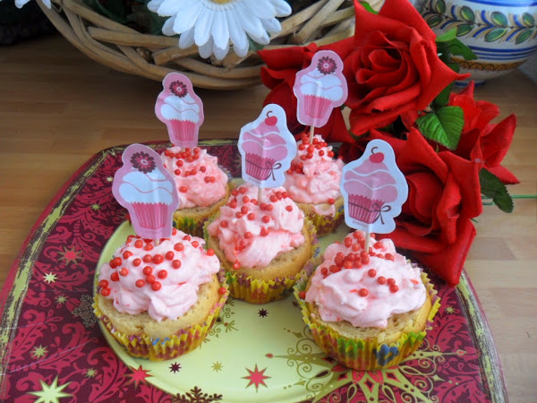 Cupcakes de zanahoria, frosting de queso y guindas en almíbar para los enamorados