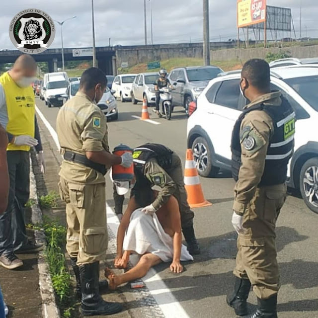 homem pelado em fila de vacinação