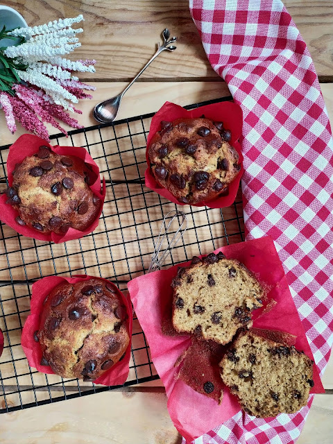 Receta de muffins de plátano y pepitas de chocolate. Desayuno, merienda, postre. Fruta de temporada. Sencillos, ricos, jugosos, tiernos, húmedos, esponjosos, caseros. Cuca