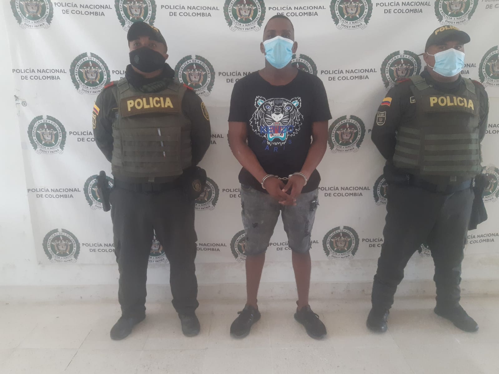 https://www.notasrosas.com/Dos capturados en Riohacha con 200 gramos de clorhidrato de cocaína y 200 papeletas de bazuco