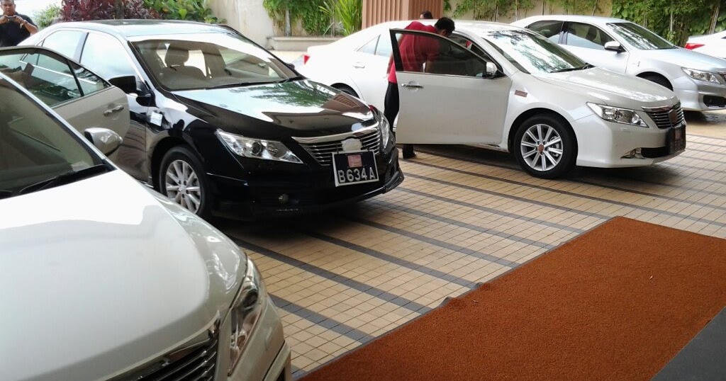 OvEr ReVVing: Toyota CAMRY 2012 price and specs