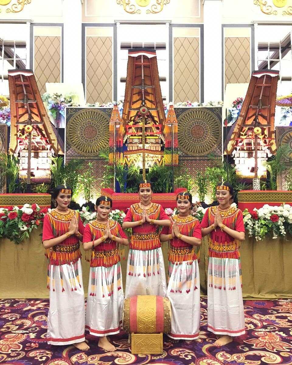 Baju pengantin adat Toraja modern Baju pengantin adat Toraja modern