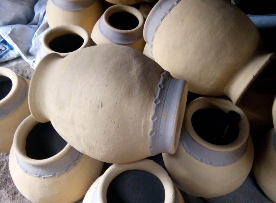 Kerajinan yang terbuat dari bahan tanah liat sering dikenal dengan kerajinan keramik yaitu