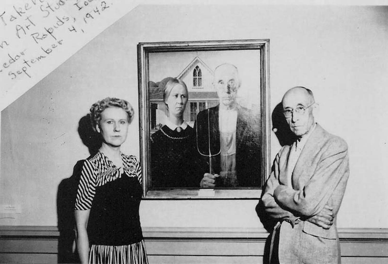 The models for ‘American Gothic’ pose in front of the iconic painting, 1942
