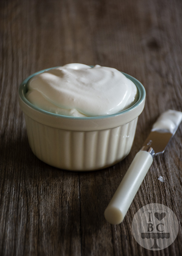Cómo hacer crema agria casera | ILoveBundtCakes