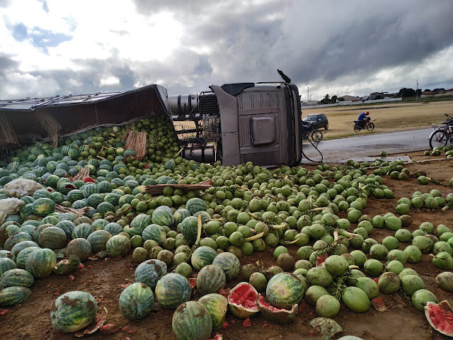 Carreta que transportava frutas tomba em Capim Grosso
