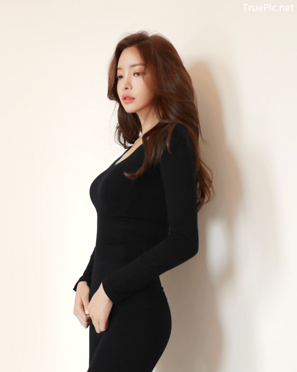 Image-Korean-Fashion-Model-Jin-Hee-Black-Tights-And-Winter-Sweater-Dress-TruePic.net- Picture-18