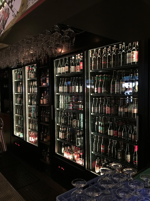 Geladeiras com as cervejas em garrafa no Oliver Twist Geladeiras com as cervejas em garrafa no Oliver Twist
