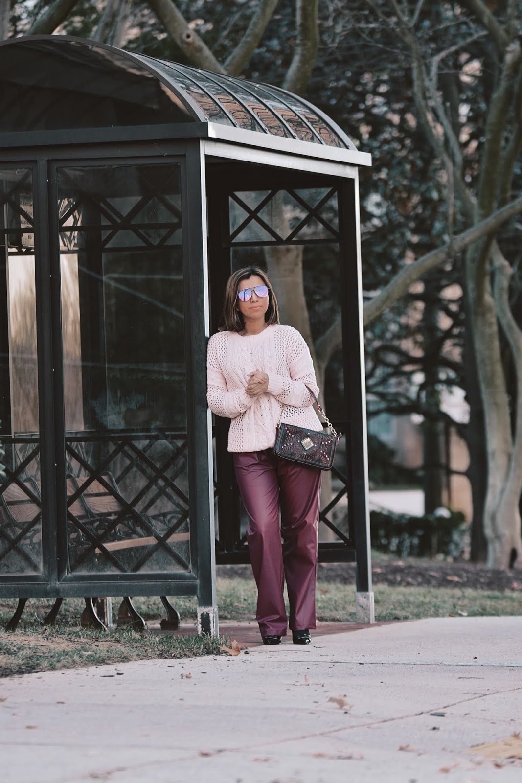 Outfit Combinando Los Colores Rosa y Vino-dcblogger-streetstyle-pantone-color of the winter-winterstyle-fake leather pants-sheingals-modaelsalvador-