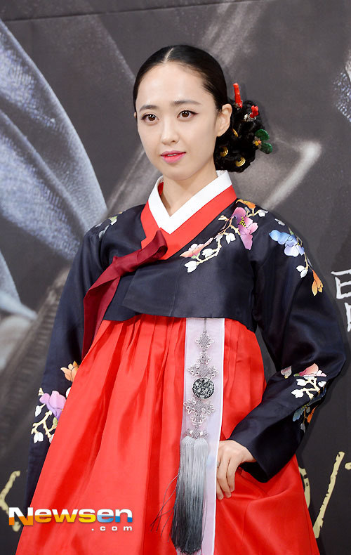 오늘자 동양화 찢고나온 김민정 한복자태 | 인스티즈