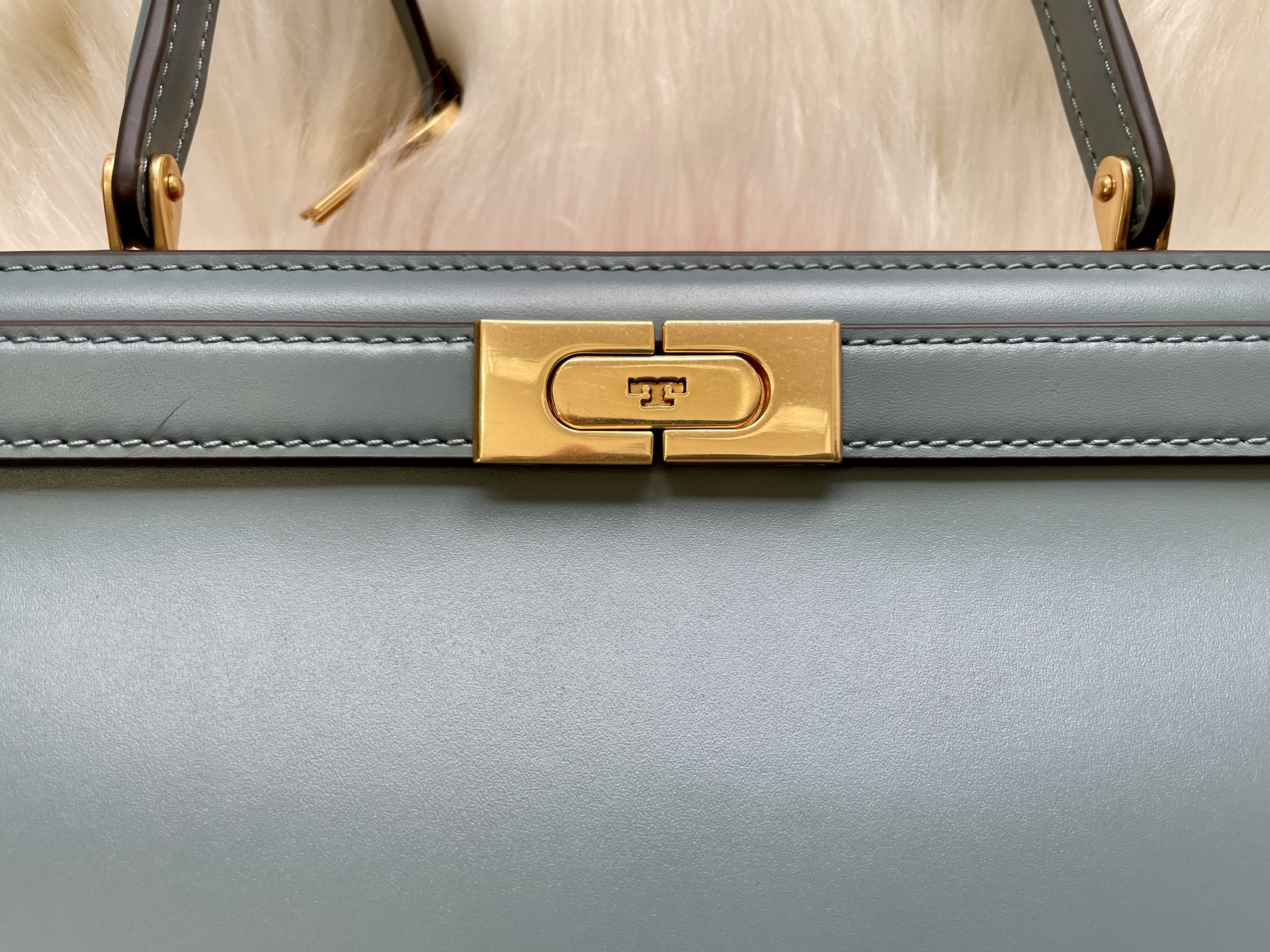 Review: Tory Burch Small Lee Radziwill Leather Bag - Elle Blogs