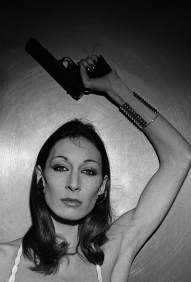30 Stunning Photos of Anjelica Huston as a Model in the 1970s and 1980s