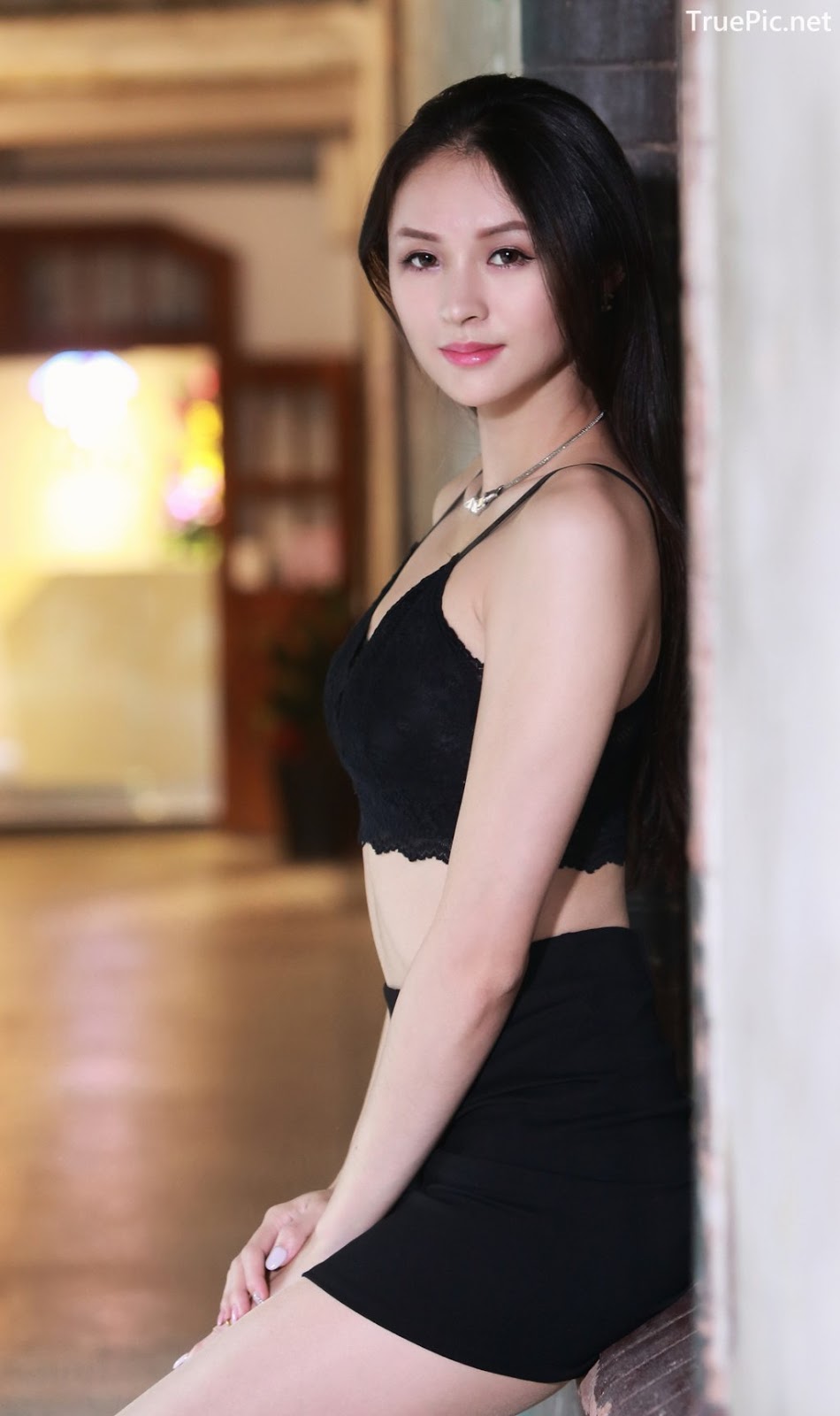 Image-Taiwanese-Beautiful-Long-Legs-Girl-雪岑Lola-Black-Sexy-Short-Pants-and-Crop-Top-Outfit-TruePic.net- Picture-38