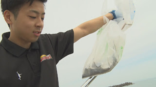 ごみの数をアピールする富山グラウジーズ松山選手