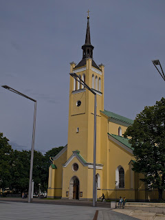 Церковь Святого Иоанна и площадь Свободы в Таллинне