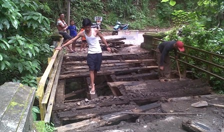 Jembatan Ambrol, Akses Jalan 4 Desa di Buleleng Lumpuh
