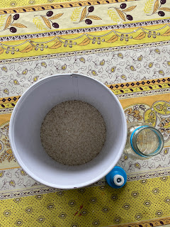 Ustensiles et ingrédients pour la réalisation d'une bouteille sensorielle avec du riz