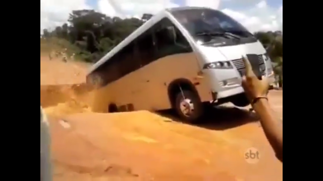 Ngeri! Jalan ini Tiba-Tiba Amblas, Semua Penumpang Bus Kecil ini Panik dan Berhamburan Keluar Ngeri! Jalan ini Tiba-Tiba Amblas, Semua Penumpang Bus Kecil ini Panik dan Berhamburan Keluar