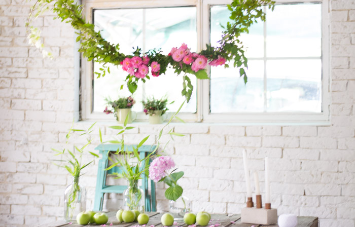 Cómo hacer una guirnalda de ramas y flores diy