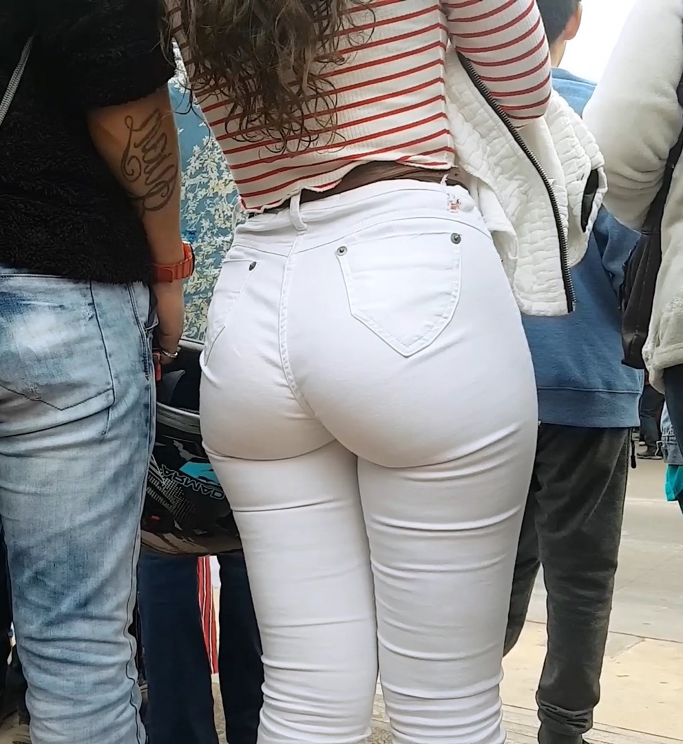 Mujeres preciosas y nalgonas en jeans apretados.