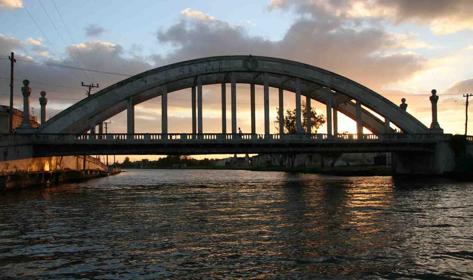 De codos en el puente II