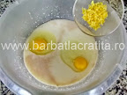 Aluat covrigi cu nuca pufosi preparare reteta - cele doua oua plus coaja de lamaie