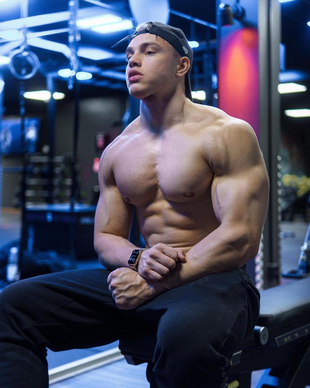 huge-swole-muscle-teen-college-bro-gym-workout-oliver-forslin-big-pecs-strong-arms-biceps