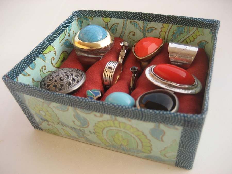 Expositor de anillos reciclado / recycled ring display case