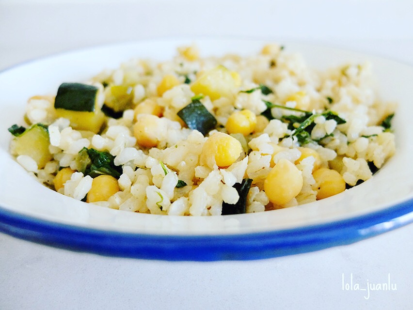 Garbanzos con espinacas, sofrito de calabacín y arroz Pequeños Accidentes