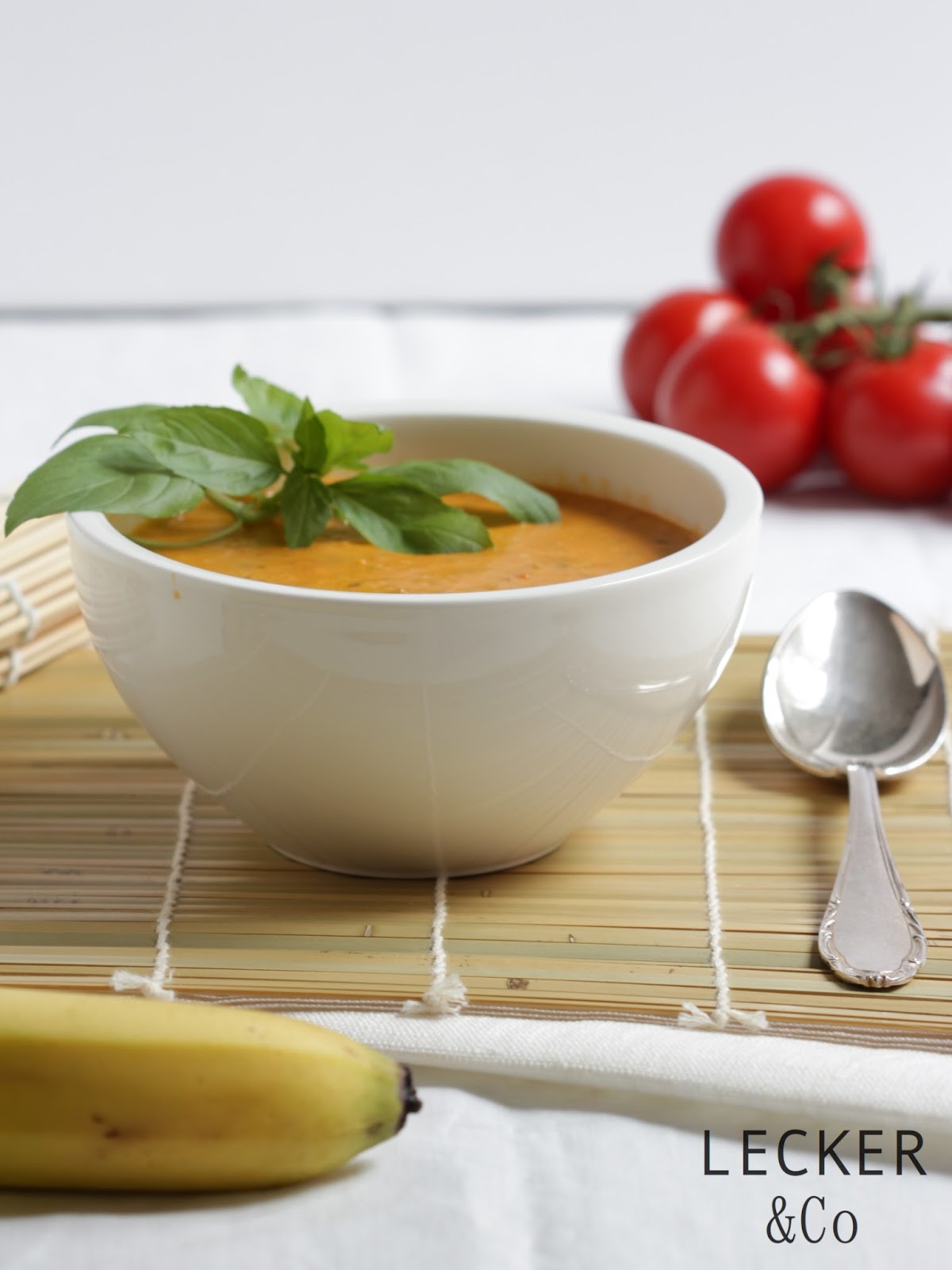 LECKER&amp;Co | Foodblog aus Nürnberg: Tomaten-Bananen-Suppe mit Thai-Curry ...