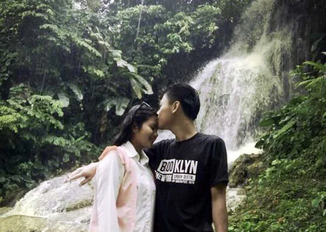 foto pre wedding di objek wisata jojogan dengan background air terjun