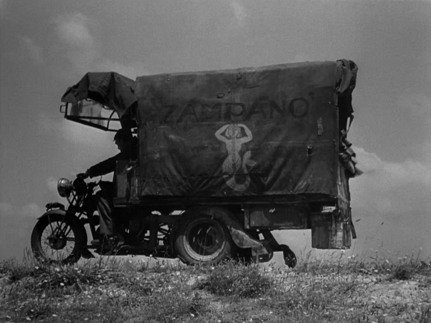 La Strada (1954) [BDRip/1080p][Esp/Ita Subt][Drama][2,69GB]         Vlcsnap-2021-08-28-14h44m32s060