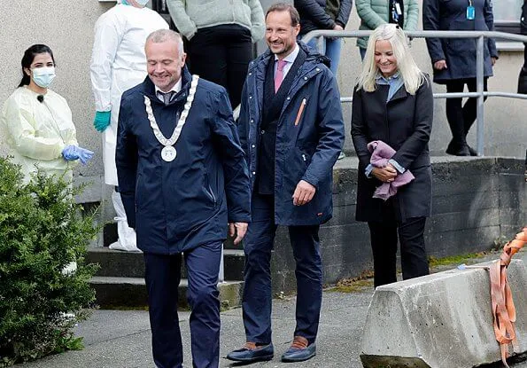 Crown Prince Haakon and Crown Princess Mette Marit visited Florø in Vestland county and the Allanengen Primary School. Ulla Johnson-striped sweater