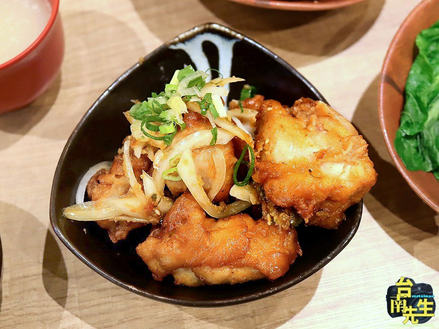 台南日式丼飯/超值佛心價最低120元起/從路邊小攤販賣到連鎖餐飲品牌/雞白湯+飲品內用無限暢飲喝到飽/現點現烤直火炙燒/獨家秘製燒肉醬/使用台灣豬/一開店就有客人上門