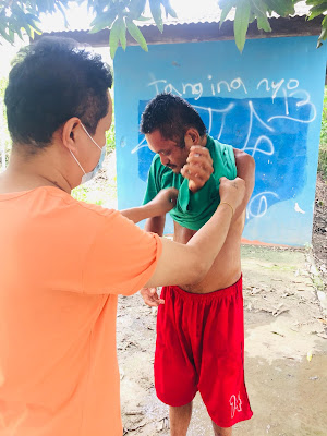 tinulungan ang matandang may problema sa pag-iisip at palaboy nalang sa