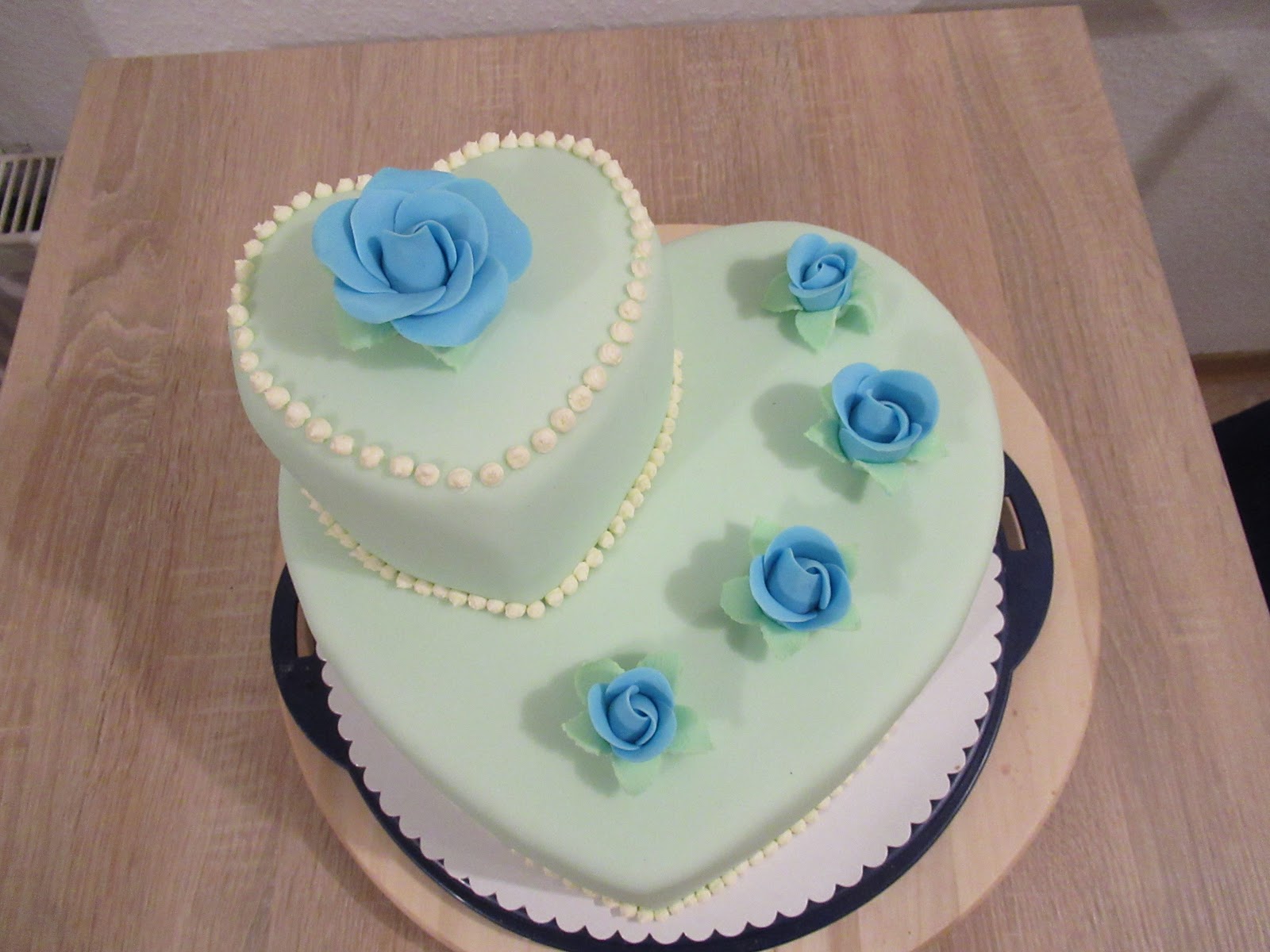 Hochzeits-Torte. Doppelstöckige Herzen mit Rosen. Fondant