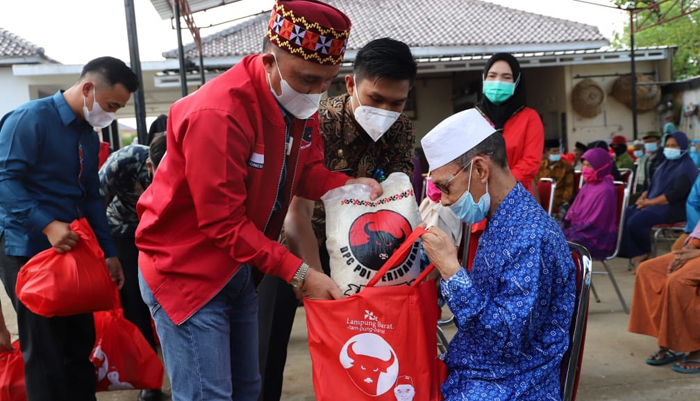 Peduli Antar Sesama, Ketua DPC PDI P Lambar Beri Ratusan Bingkisan Bagi  Lansia-Yatim Piatu