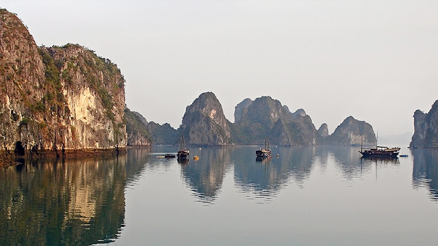 La baie d'Along au petit matin, Vietnam