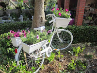 Decorar el jardín con bicicletas viejas, plantas y flores