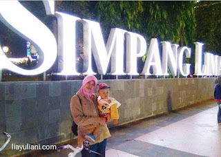 Berfoto di Simpang Lima Semarang