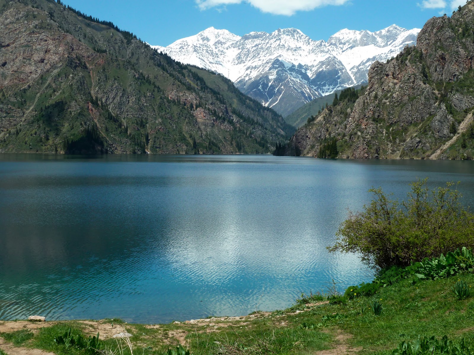 Три киргизии. Озеро Сары Челек. Сары Челек Киргизия. Река Сары-Челек. Горы Кыргызстана Сары Челек.