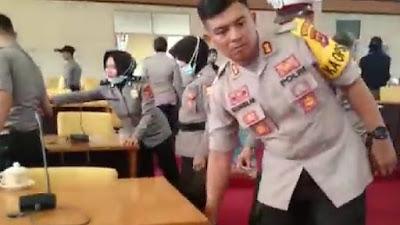 Mantap! Kapolres Bone Pimpin Anggotanya Bersihkan Sampah Demonstran di DPRD