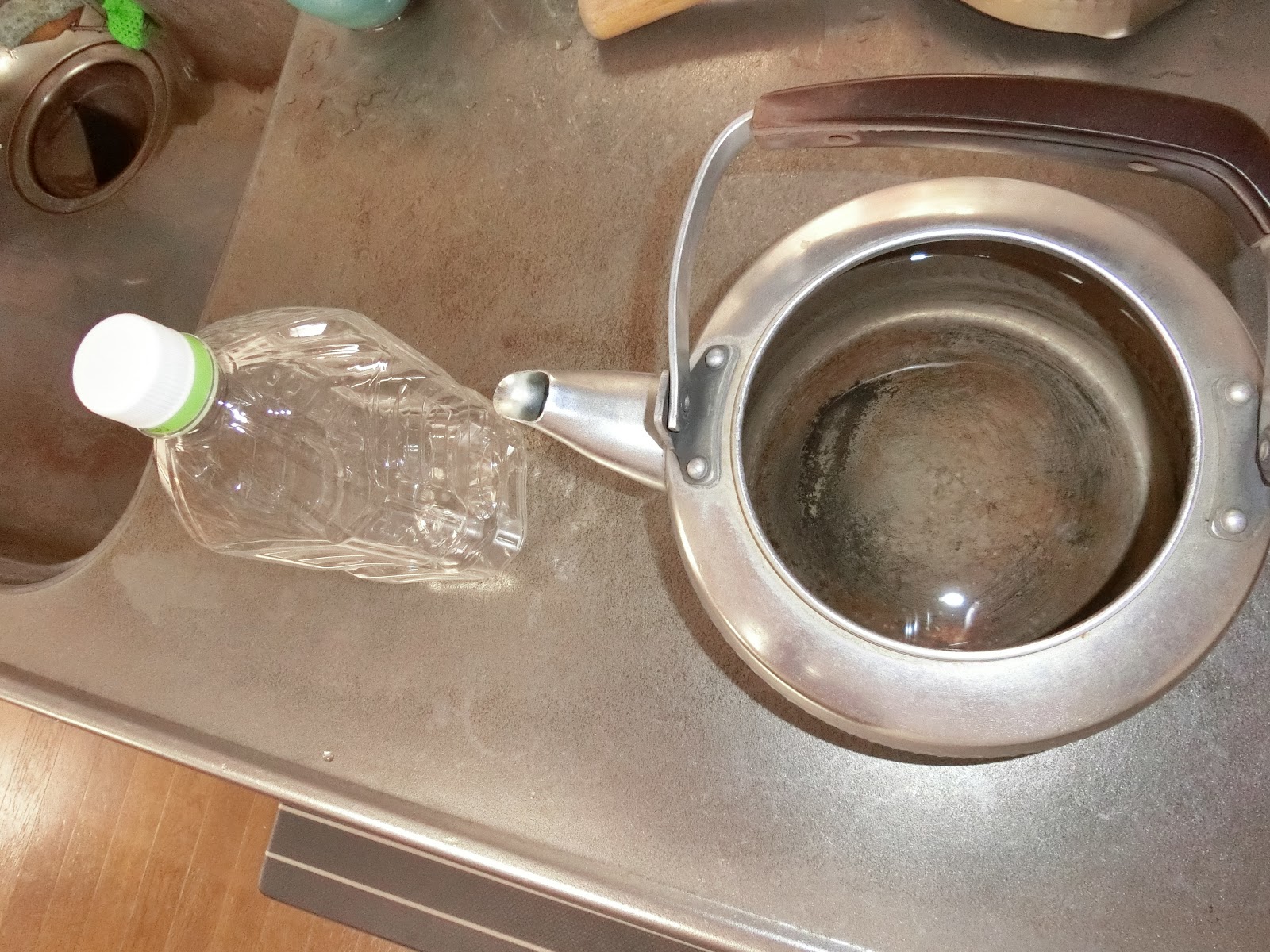 おっさんの節約術 無菌水 煮沸 昔ながらの方法 腐らない水の作り方 鉄則 その日の内に飲みきる事 残ったのは必ず捨てること 構成要素 1 水道水 2 薬缶 3 こん炉 4 ペットボトル