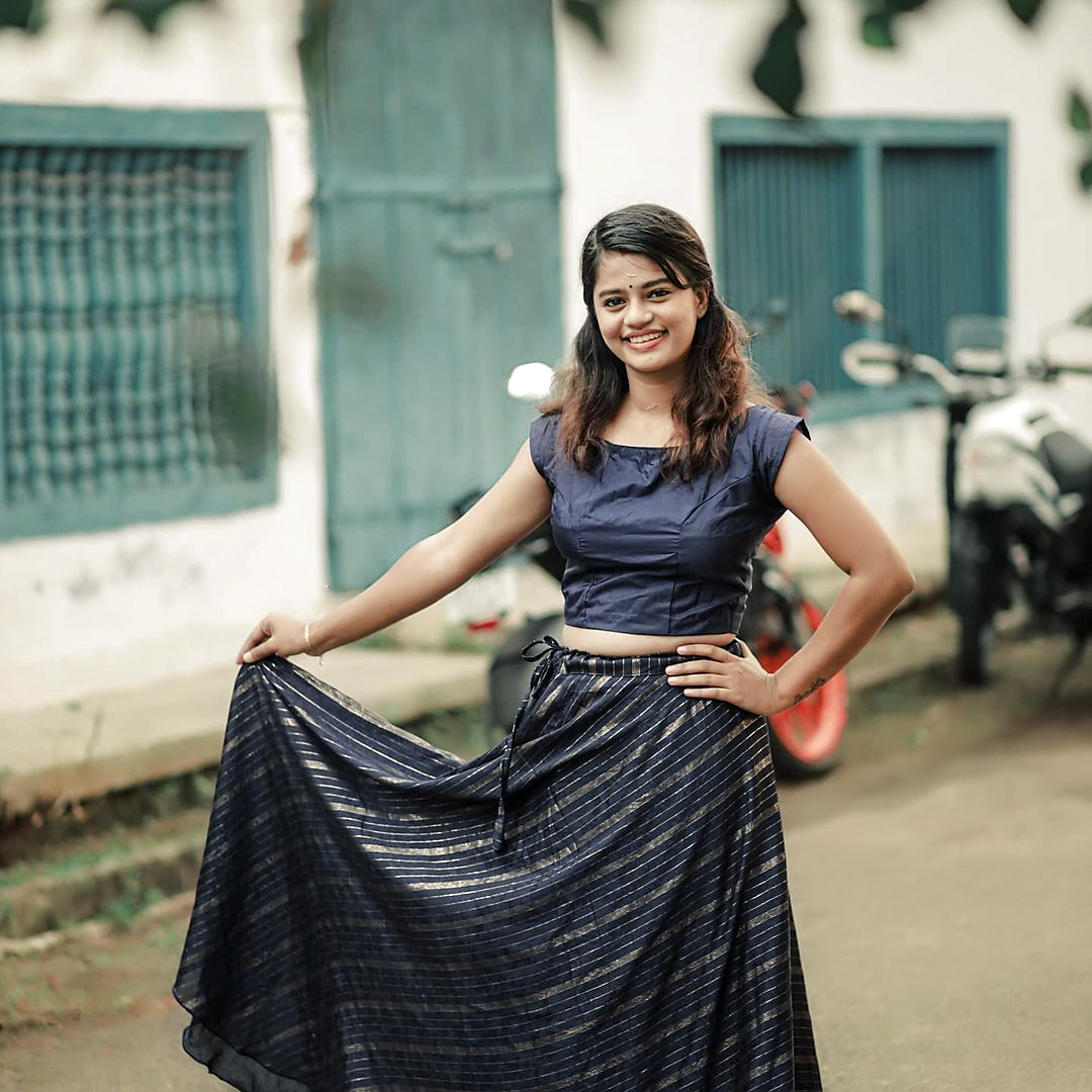 MALAYALAM MODEL PARVATHY IN BLACK COLOR BLOUSE AND SKIRT
