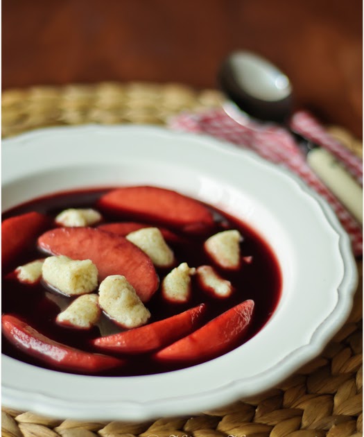 Fliederbeersuppe mit Grießklößchen