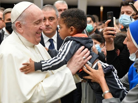 Pope-Francis-hugs-child-at-General-Audience-640x480.jpeg