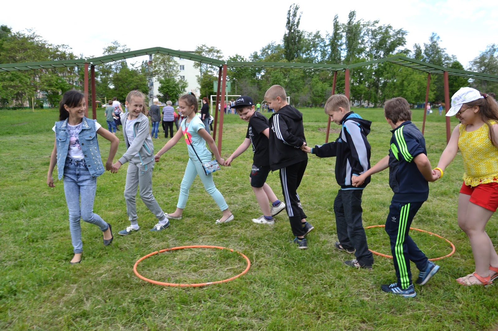 Дневной лагерь для детей в москве. Малые Олимпийские игры в лагере дневного пребывания. Игры для пришкольного лагеря дневного. Игры для детей в пришкольном лагере. Весёлые старты в лагере дневного пребывания.