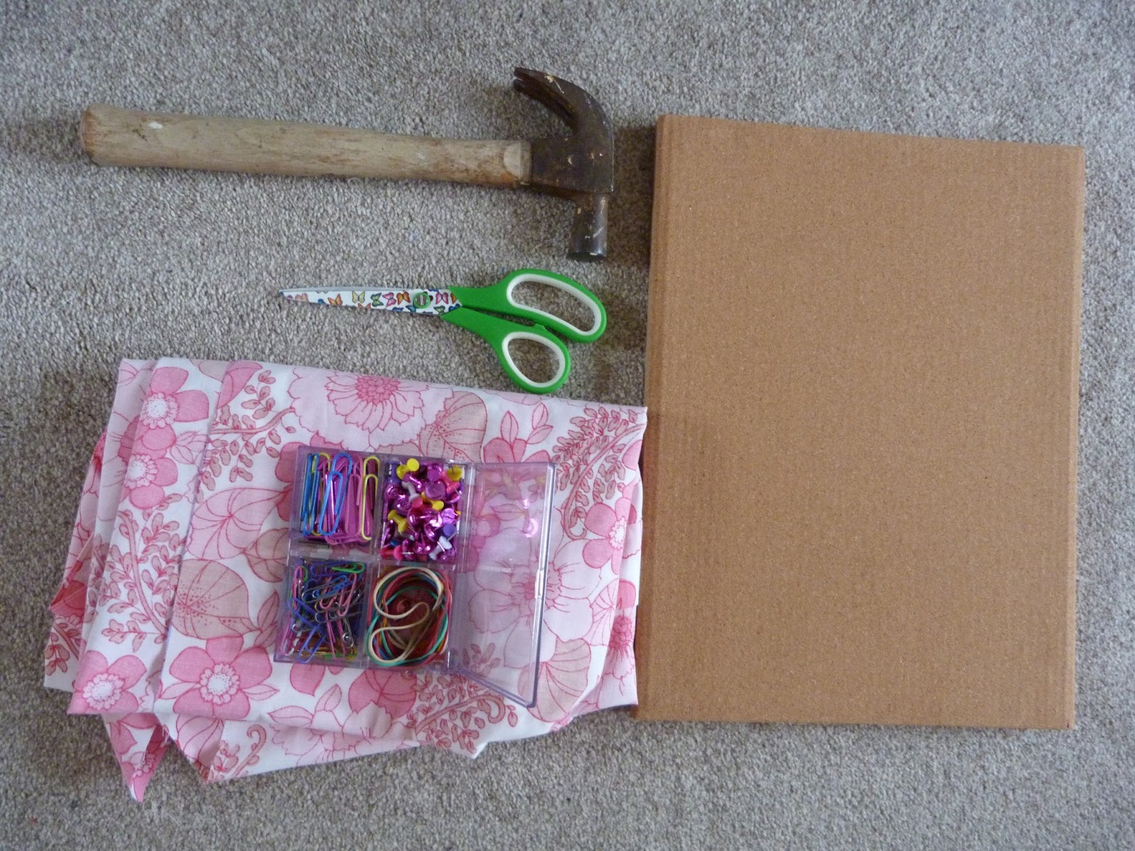 Second Hand Susie How to Make a Vintage Fabric Pin Board.
