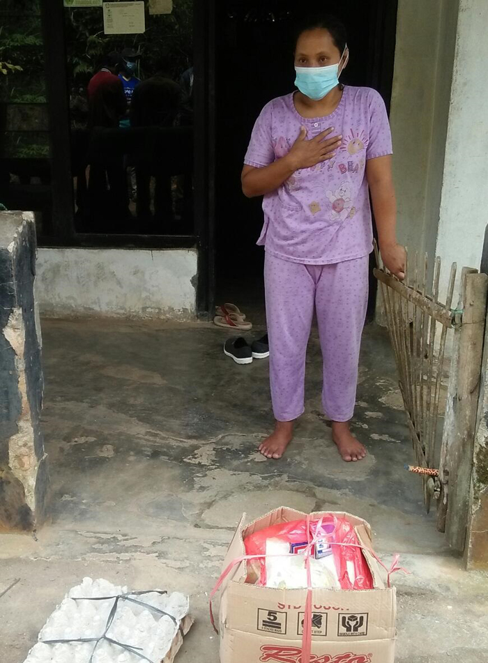 Bantu Warga Yang Lakukan Isoman, Pekon Sinarluas Berikan Paket Sembako